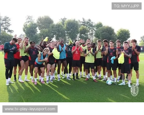 AC米兰主帅亲指挥：球员进行高强度传球接应循环训练